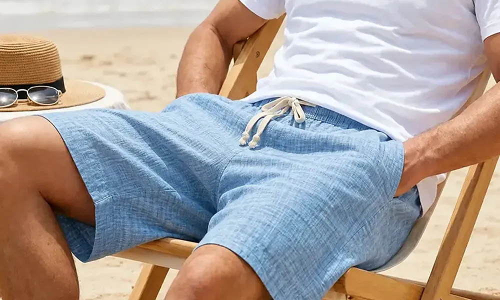 Hellblaue Hatme Nerbalipos Sommershorts auf einer Sonnenliege