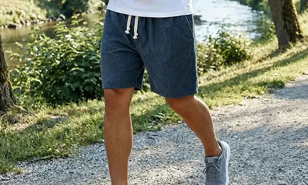 Dunkelblaue Hatme Nerbalipos Sommershorts bei einem Spaziergang